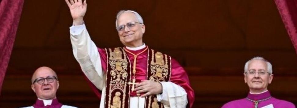 Der frisch gewählte Papst Leo XIV grüßt vom Balkon
