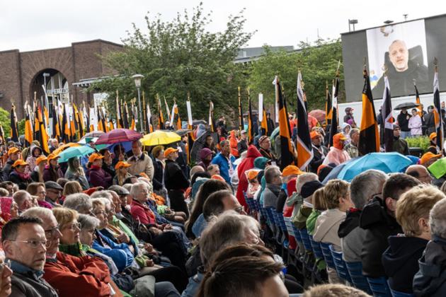 Besucher beim Gottesdienst/Jubiläumsfest in Köln/Kollekte