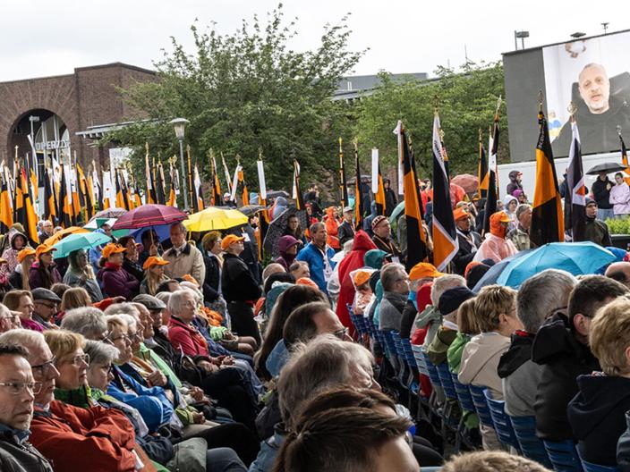Besucher beim Gottesdienst/Jubiläumsfest in Köln/Kollekte