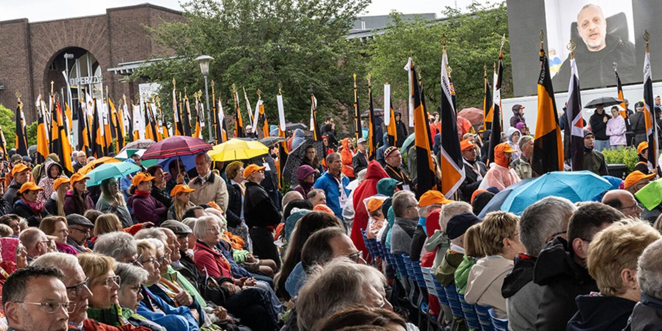Besucher beim Gottesdienst/Jubiläumsfest in Köln/Kollekte