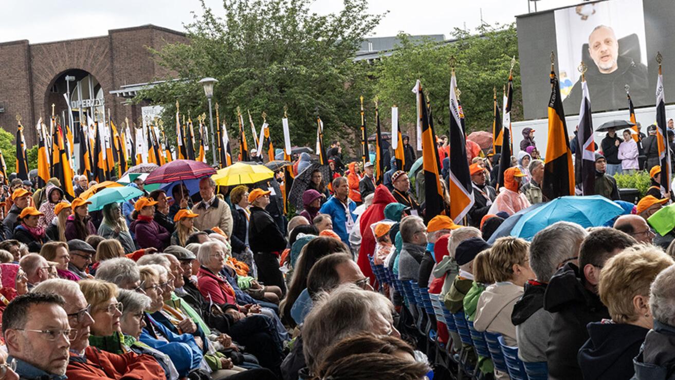 Besucher beim Gottesdienst/Jubiläumsfest in Köln/Kollekte