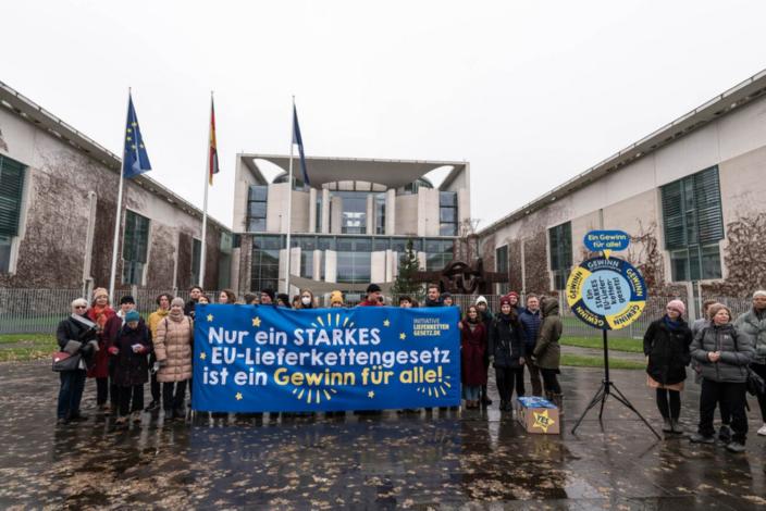 Vor dem Bundeskanzleramt in Berlin sind Menschen mit Banner und Plakaten versammelt zur Petitionsübergabe.