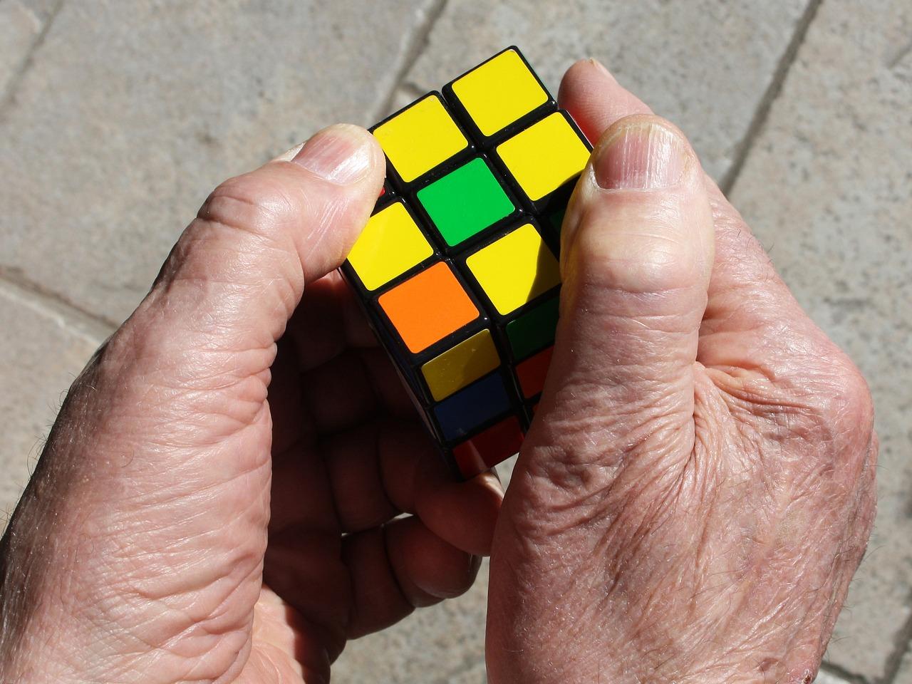 Man sieht zwei alte Hände, die einen Zauberwürfel halten. (c) ElisaRiva auf Pixabay Man sieht zwei alte Hände, die einen Zauberwürfel halten.