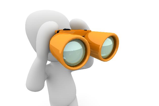 Eine generierte Figur hält mit einem orangenen Fernglas Ausschau